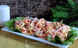 Салаты с копченой колбасой и сыром: 9 отличных рецептов