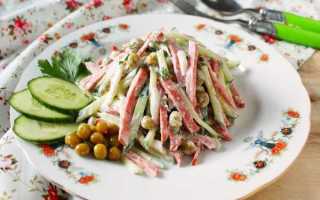 Салат с копченой колбасой и зеленым горошком