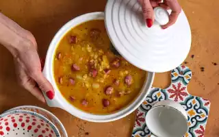 Гороховый суп с копчеными колбасками