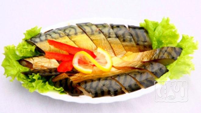 Копчёная сельдь красиво подана к столу