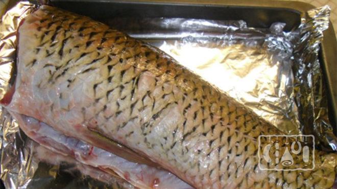 Сазан подготовлен к копчению в коптильне