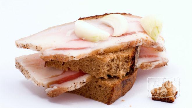 Бутерброд с копченым салом
