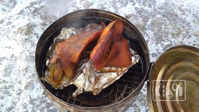 Копчение свиных ушей в коптильне из ведра