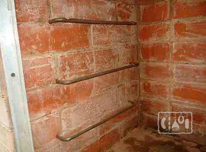 Пример коптильной камеры из кирпича Коптильная камера внутри
