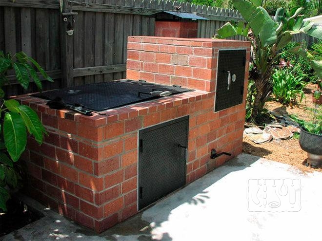 Мангал-коптильня из красного кирпича Внешний вид мангал-коптильни из кирпича