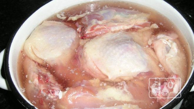 Мокрый посол курицы Мокрый посол курицы