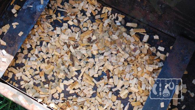 Опилки в коптильне горячего копчения