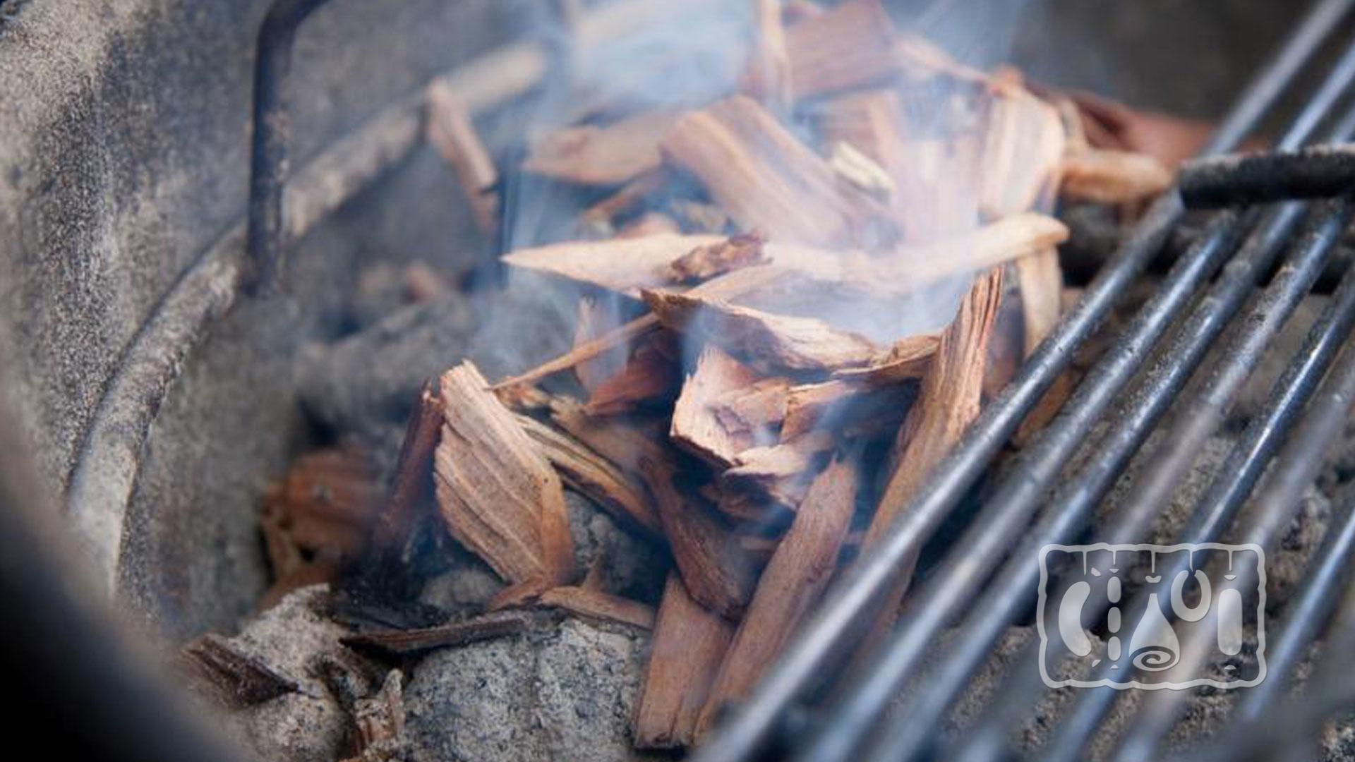 Опилки в коптильне