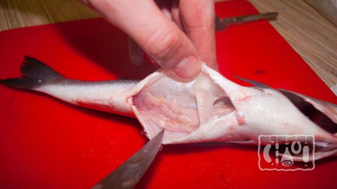 Процесс разделки рыбы