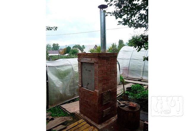 Коптильня из кирпича во дворе Фото простой коптильни из кирпича