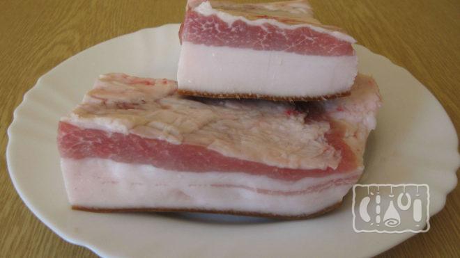 Свежие куски сала 