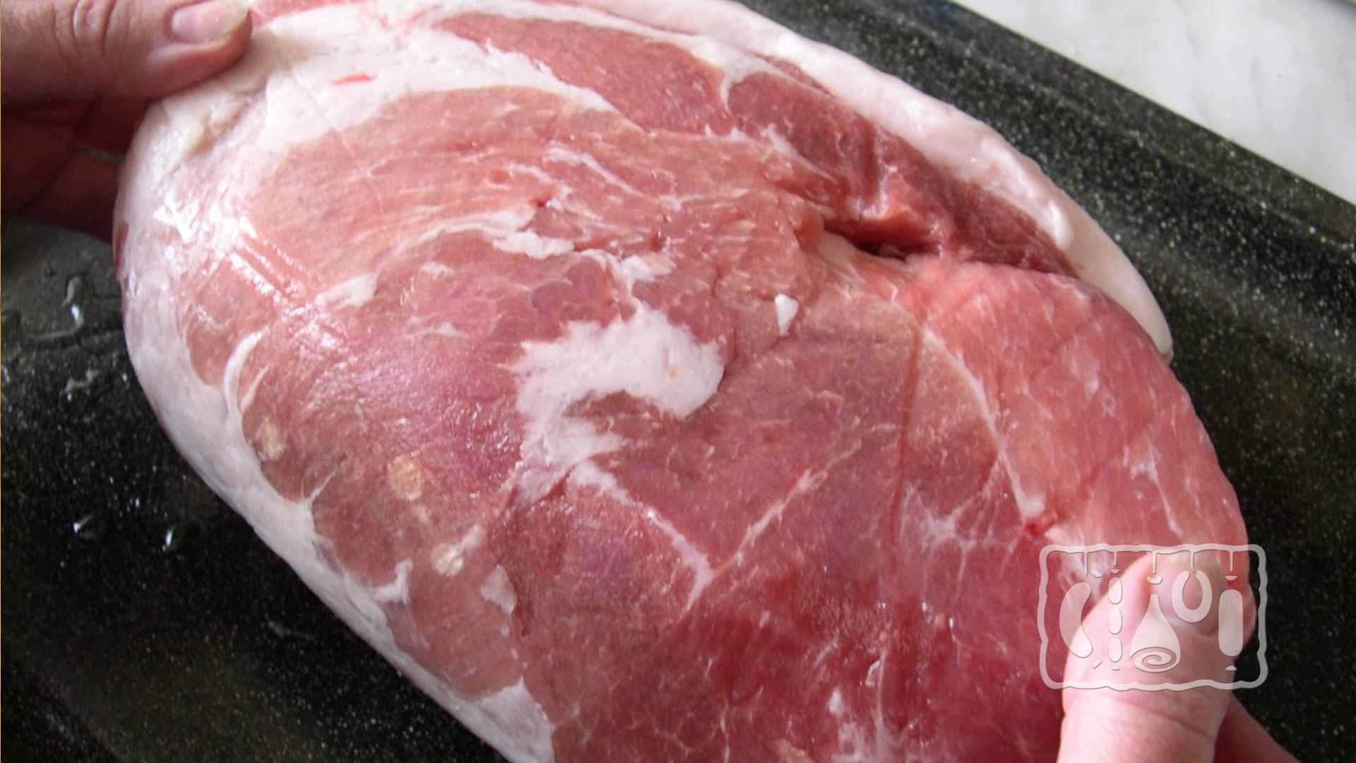 Кусок сырой свинины