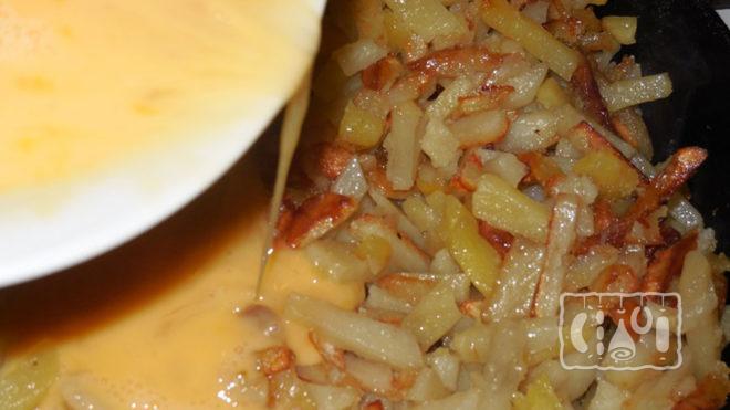 Жареный картофель с яйцом Жареный картофель с яйцом